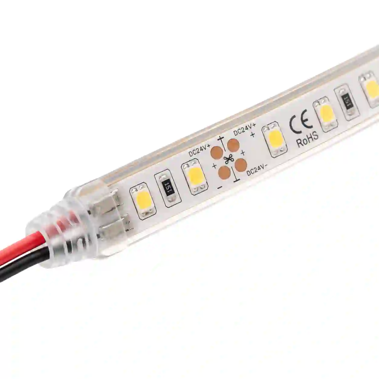 Detail zalitého LED pásku 2835 SMD IP68 s silikónovým pouzdrem a svorkovnicí pro napájení 24V DC